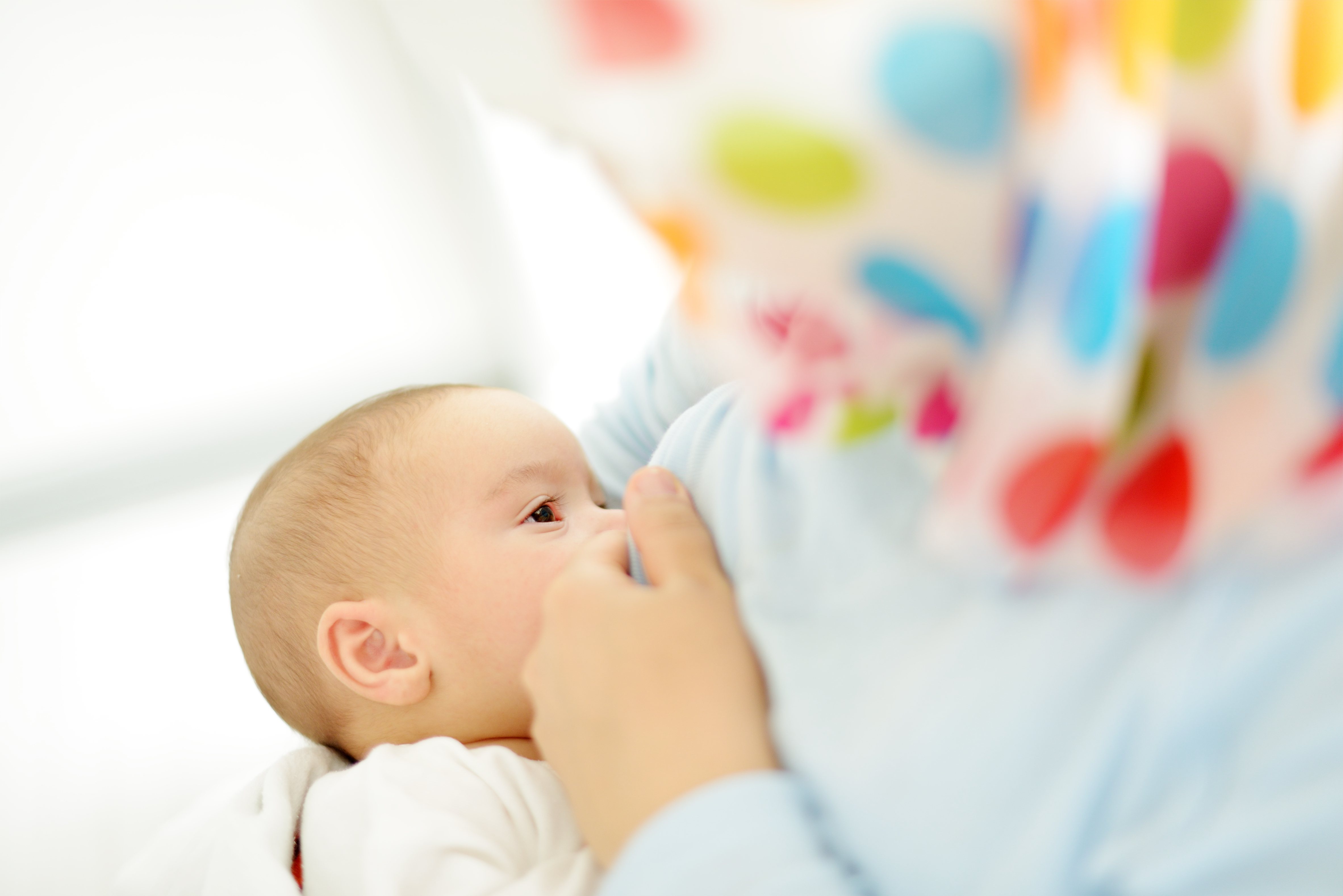 Ouders NVLborstvoeding moeder hoofddoek baby gevoed in concorde houding